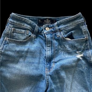 Hollister - Ultra High Rise Mom Jean W24 L27